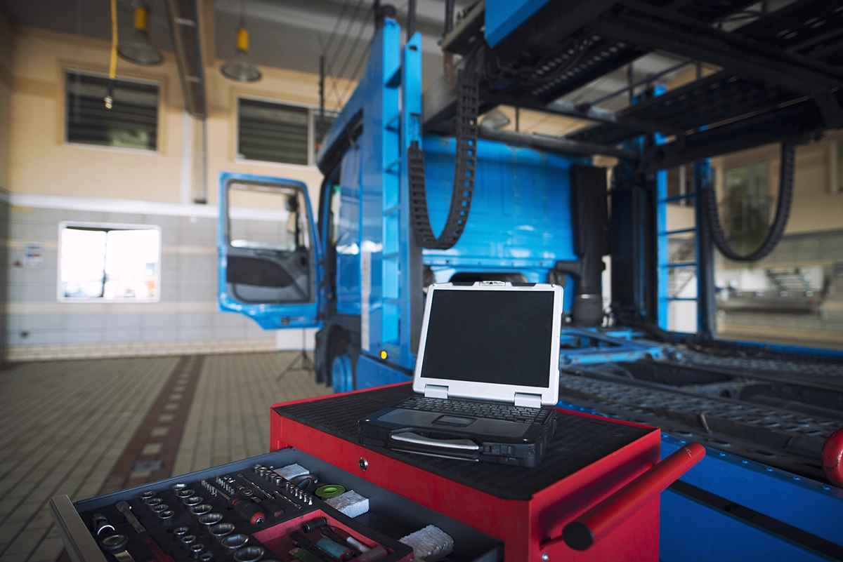 Camión en el taller de Ballestas Gandía, esperando para realizar una alineación de ejes